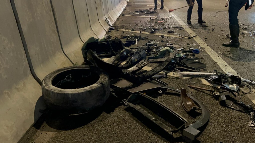 現場遺下大量零件碎片及車軚。曾志恒攝