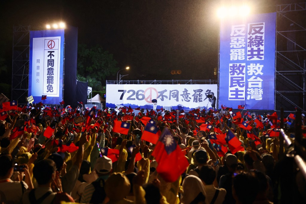 國民黨呼籲民眾投下不同意罷免選票。路透社