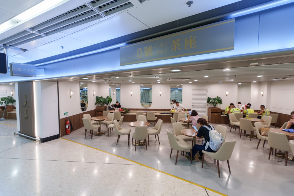 新增特色茶座︰車站 G 層、 B1 層及 B2 層的休憩空間,已換上新桌椅,便利旅客休息。 新增特色茶座︰車站 G 層、 B1 層及 B2 層的休憩空間,已換上新桌椅,便利旅客休息。