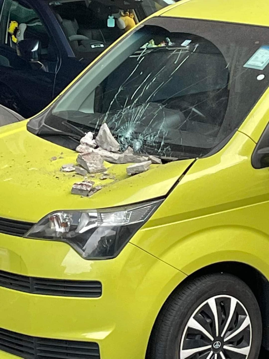 私家车挡风玻璃严重损毁。