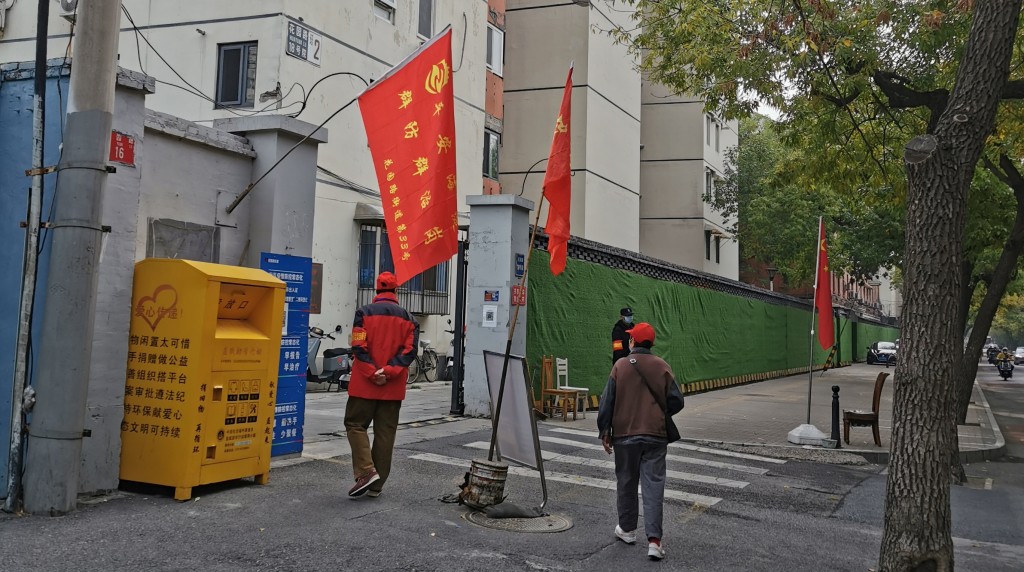 红旗和志愿者成为北京一景。　张言天摄