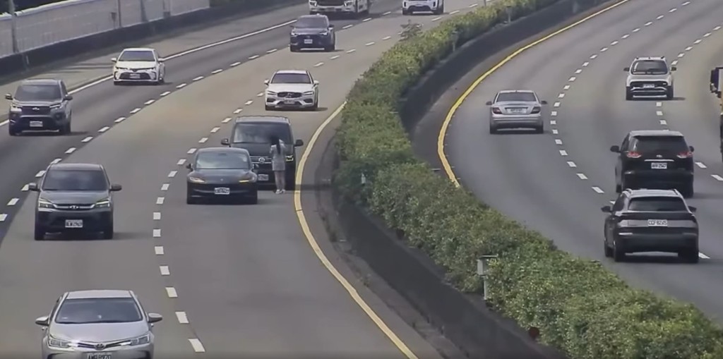 台灣苗栗公路監控系統周三（19日）拍下一宗慘烈車禍。
