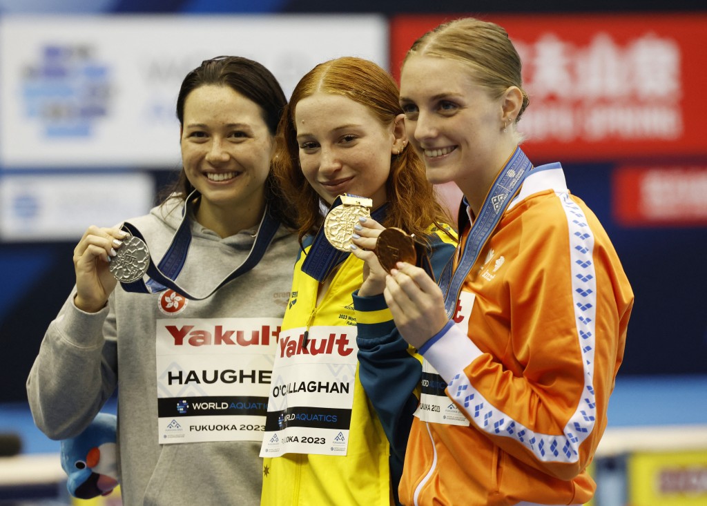 世锦赛100米自由泳银牌何诗蓓和冠军奥卡拉瑾(中)、季军史甸贝根(左)。 Reuters