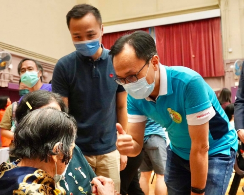 大约200名黄大仙区街坊及居民接种新冠疫苗。聂德权fb图片