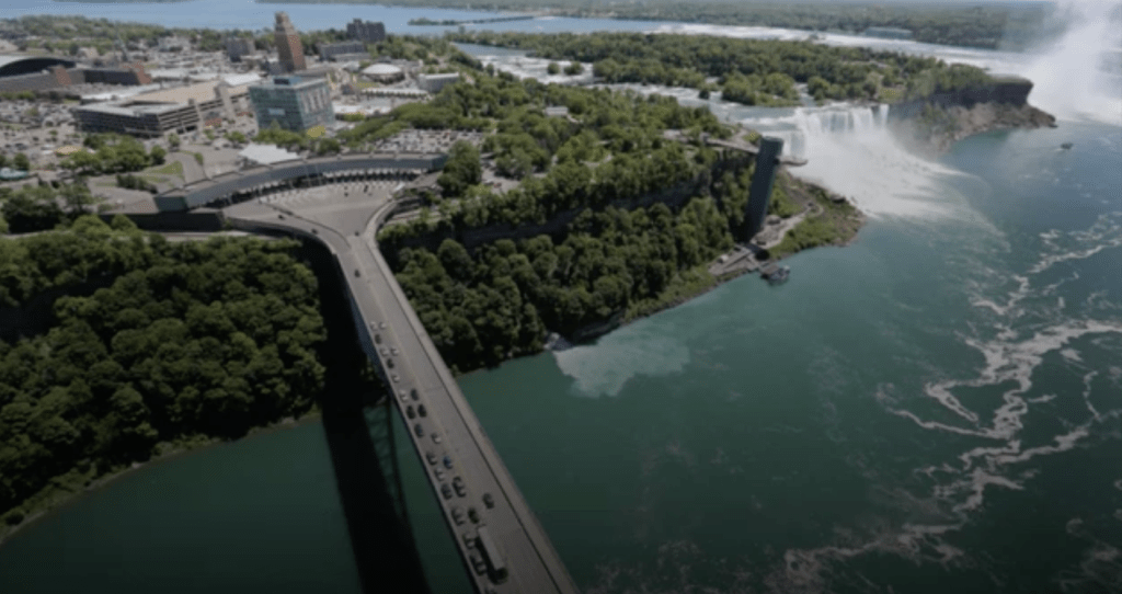 彩虹橋是來往加拿大與美國的主要交通要道之一。