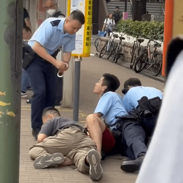 另一警員到場,拿出手銬鎖上賊人。FB:Ying Ying Fung@車cam L(香港群組) 另一警員到場,拿出手銬鎖上賊人。FB:Ying Ying Fung@車cam L(香港群組)