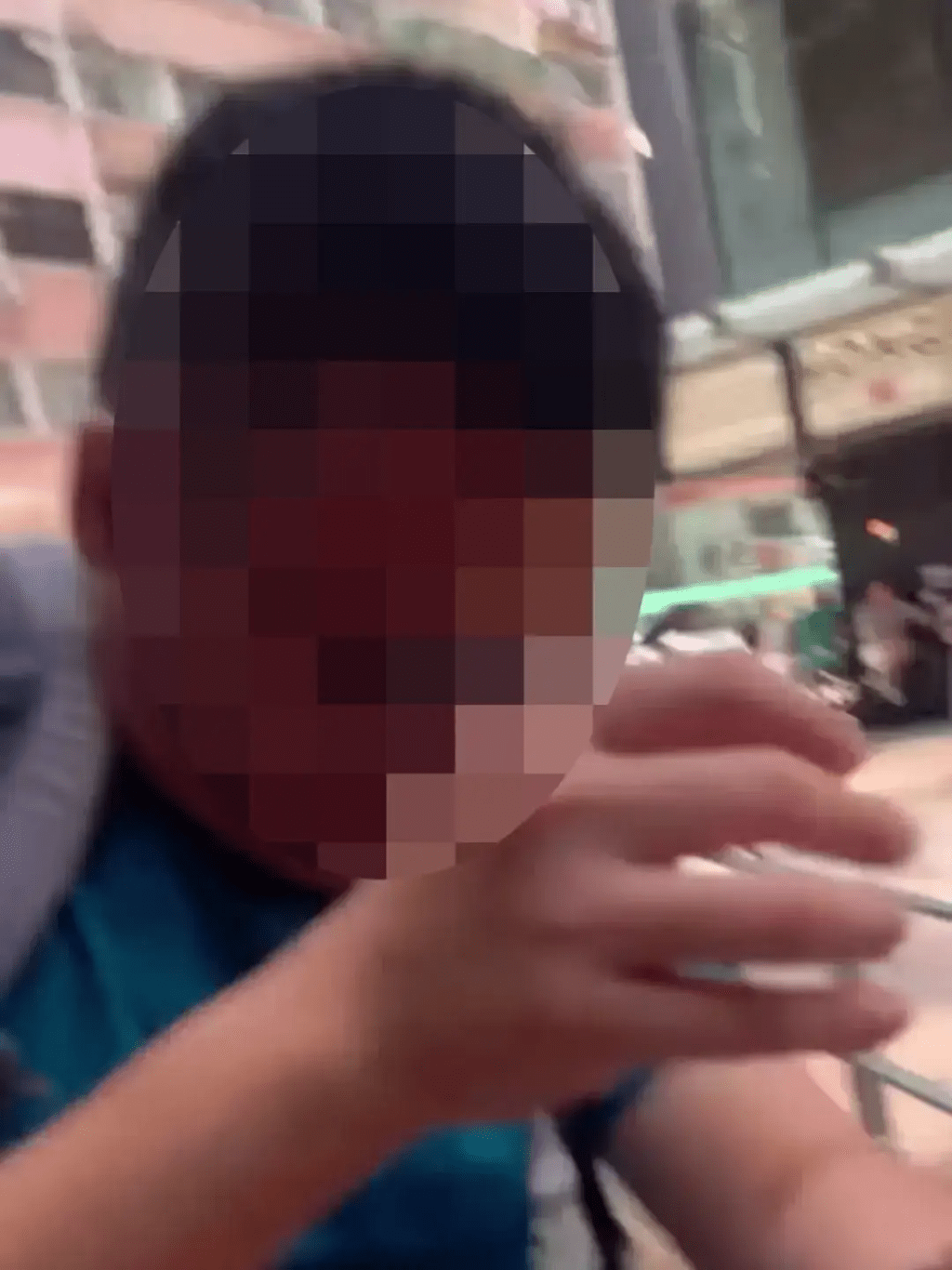 涉案男子狼狽躲避,又試圖遮擋鏡頭。Threads:qy930320 涉案男子狼狽躲避,又試圖遮擋鏡頭。Threads:qy930320