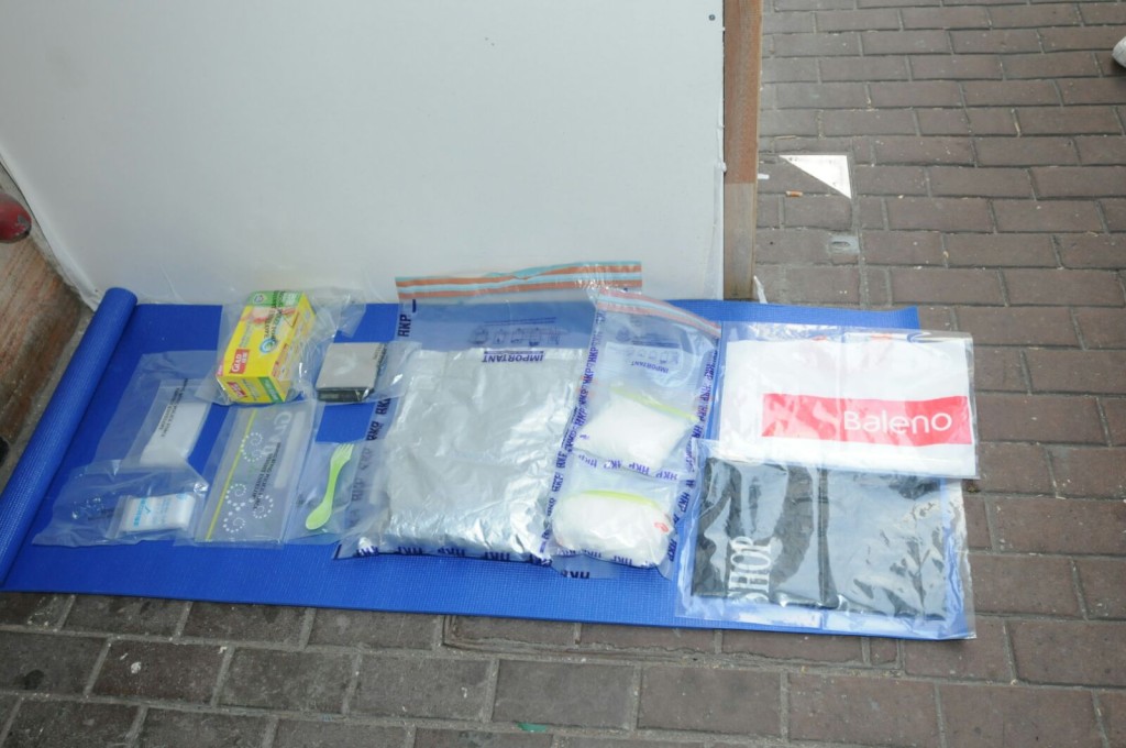 警方於單位內檢獲約1公斤懷疑可卡因、一個電子磅及一批懷疑毒品包裝工具。