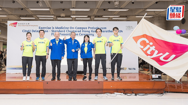 梅彥昌（中）、呂志宏（右二）、陳志豪（左三）、甄潔明（右三）與渣打香港馬拉松城大代表團成員。 城大提供