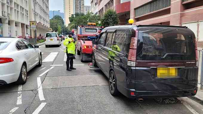 警東九交通黑點打擊違例泊車。