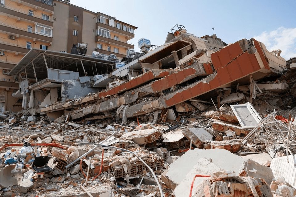 土耳其基里汗發生致命地震後，住宅建築被摧毀。路透社