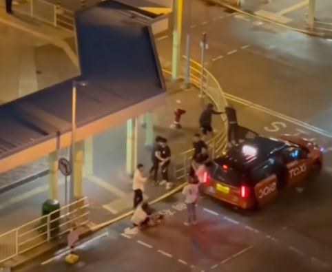 有人從的士下車，被人揮拳襲擊。網上影片截圖