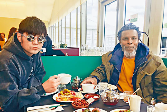 ■周杰伦与艺术家Hurvin Anderson於伦敦叹茶。
