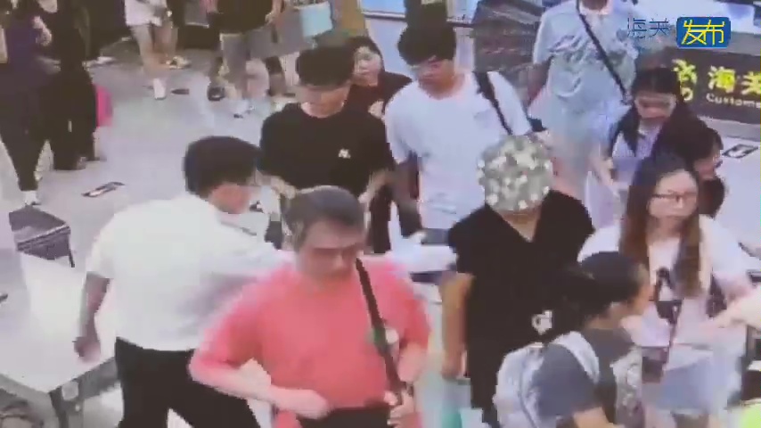 黑裙女客被關員截停。 黑裙女客被關員截停。