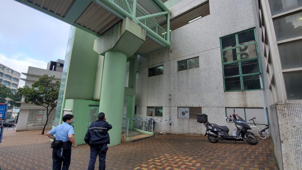 男子由離地12米的行人天橋墮下地面。蔡楚輝攝