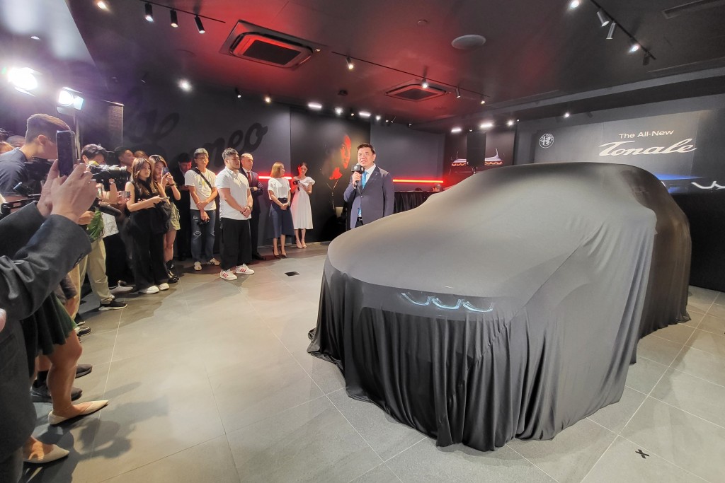 爱快Alfa Romeo香港及澳门代理意锂骏汽车公司创办人及CEO刘碧文(George)，为全新Tonale车系主持揭幕礼。
