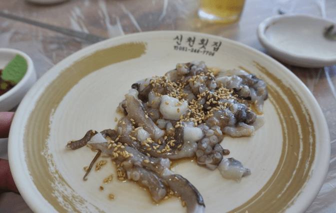 在韩国生吞八爪鱼是常识吧