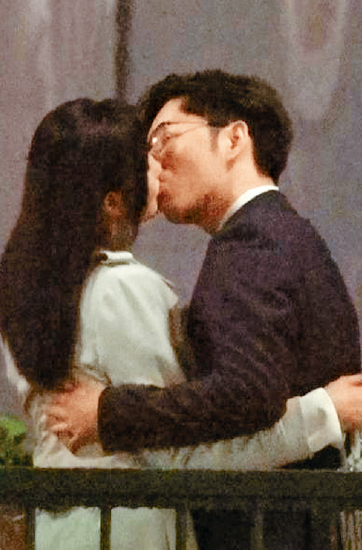 ■Edan與Shirley在雨上拍咀戲，十分激情。
