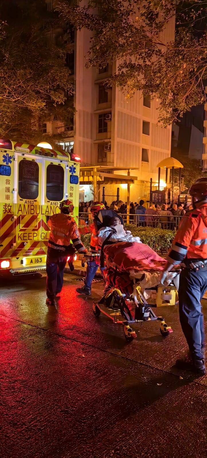 消防接報到場開喉撲救,救出一名男子,他身體多處被嚴重燒傷,清醒送院治理。 消防接報到場開喉撲救,救出一名男子,他身體多處被嚴重燒傷,清醒送院治理。