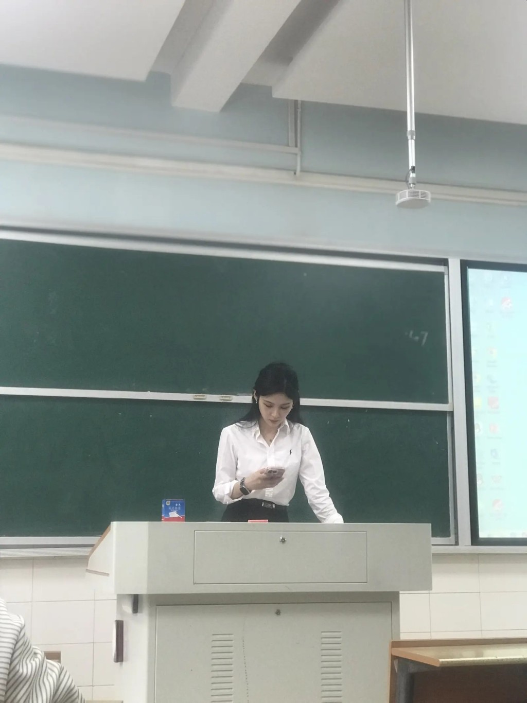 湖南第一师大副教授黄蓝紫因超高颜值，在网上人气急升。抖音