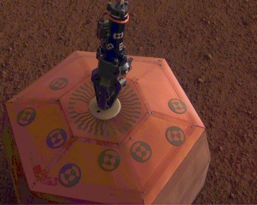 洞察号机械臂成功在火星上部署地震仪。AP图片