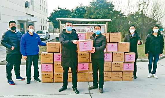 治療新型冠狀病毒肺炎的關鍵醫療設備無創呼吸機及防護裝備，正陸續安排運送至嚴重缺乏物資設備的湖北省醫院。　