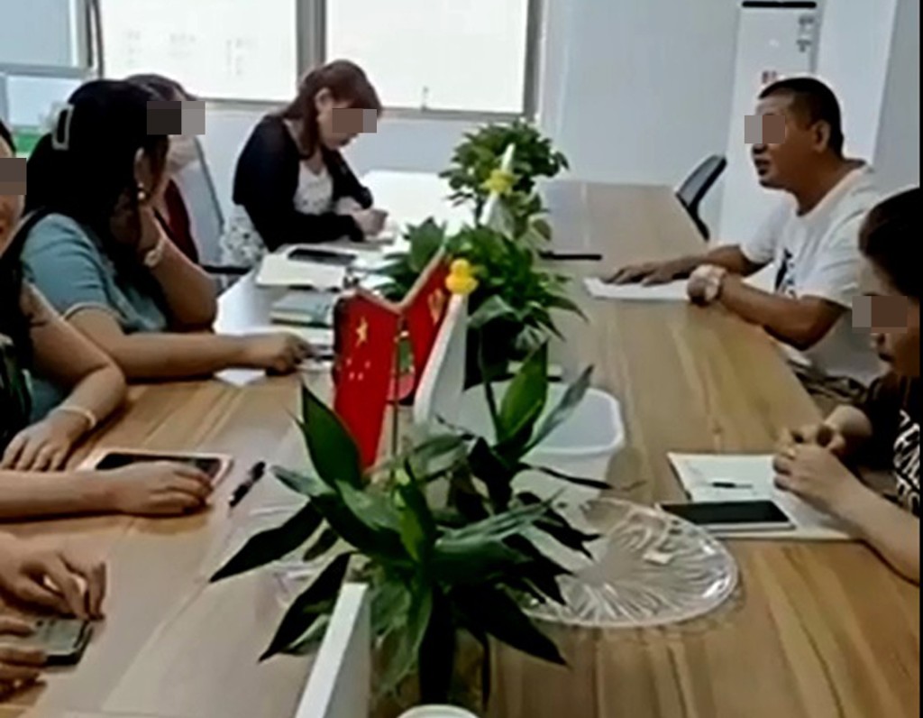 深圳中介公司发放短片，可见2名负责人(图右)与多名有意赴港工作的女子(图左)见面。