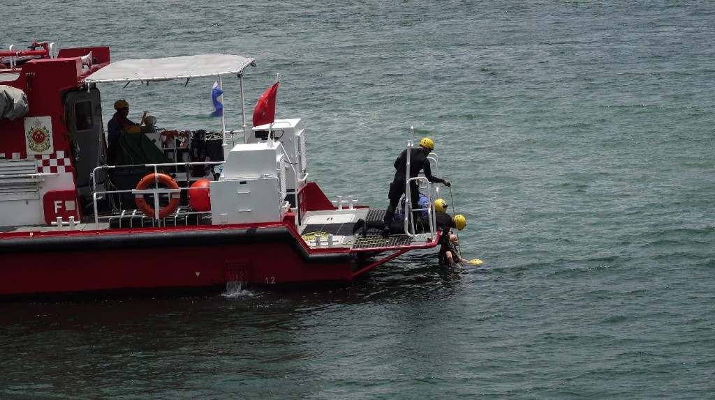 「北宿」跨部門演習中，水警及消防處在海事處協調下，蛙人下海勇救墮海巿民。