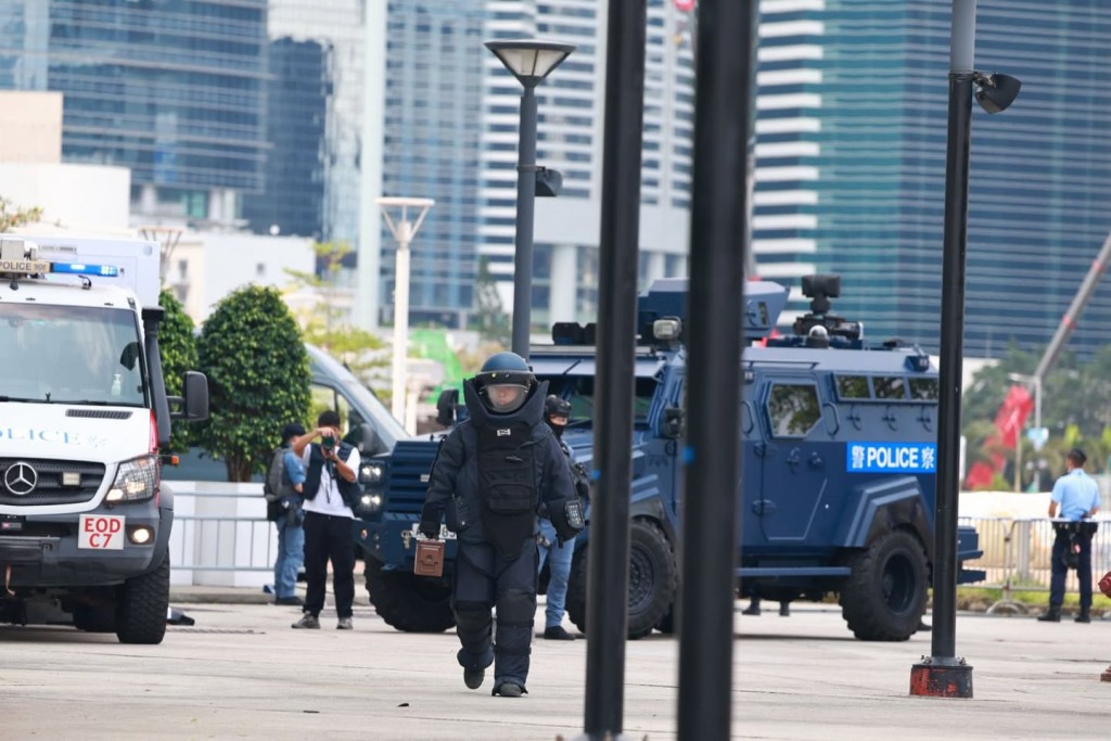 香港警務處周四（16日）聯同國際刑警組織，以及來自其他地區的警隊、網絡安全機構及重要基礎設施營運方，舉行代號「潛網」的「網絡及實體反恐聯合演練2026」，以提升各界的反恐準備意識，並為應對潛在恐怖活動及未來大型國際活動作好準備。保安局及警方Facebook（下同）