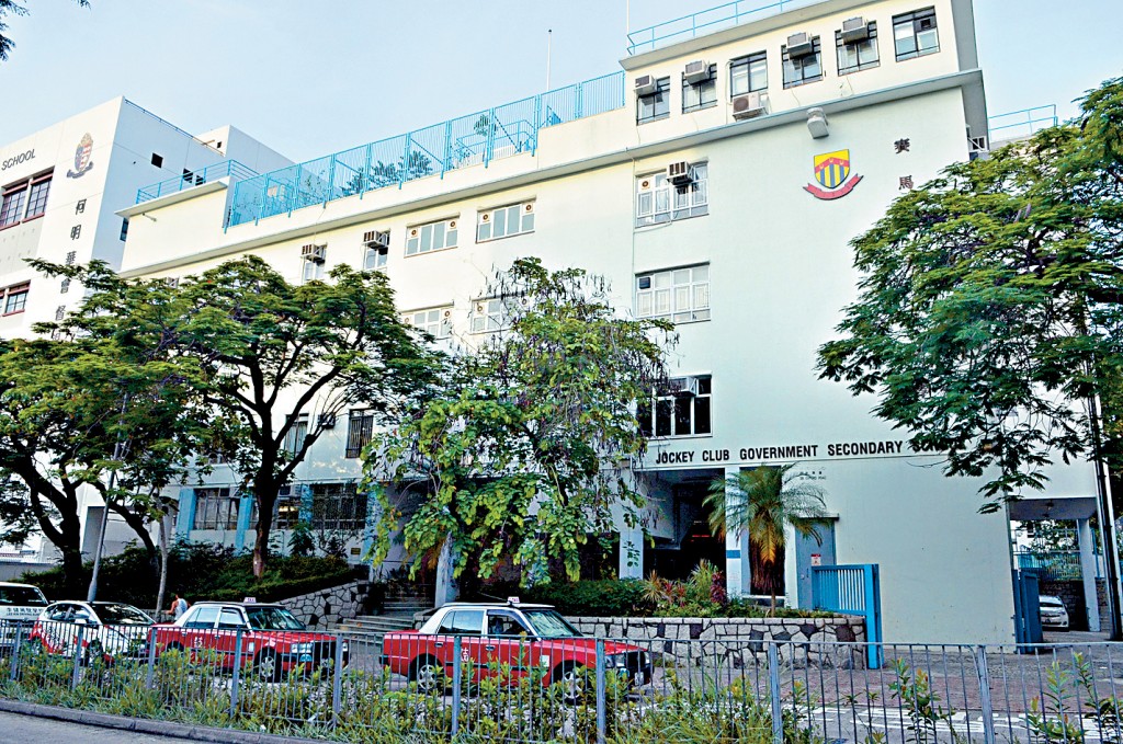 女教師在賽馬會官立中學任教27年，法官指局方有權裁定其行為失當，但褫奪退休福利懲罰過重。