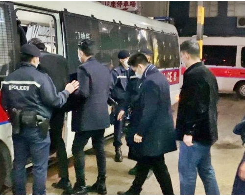 警方採取行動。