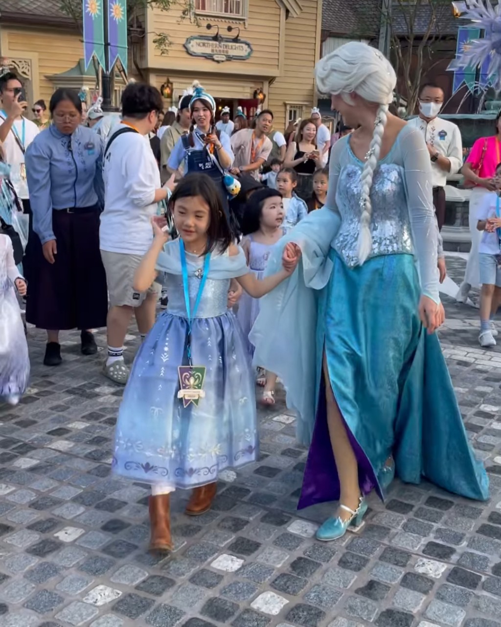 陳冠希與女兒在重陽節假期到香港迪士尼玩。