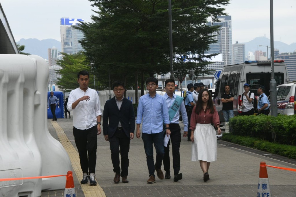 黃之鋒指自己會積極考慮選舉呈請。