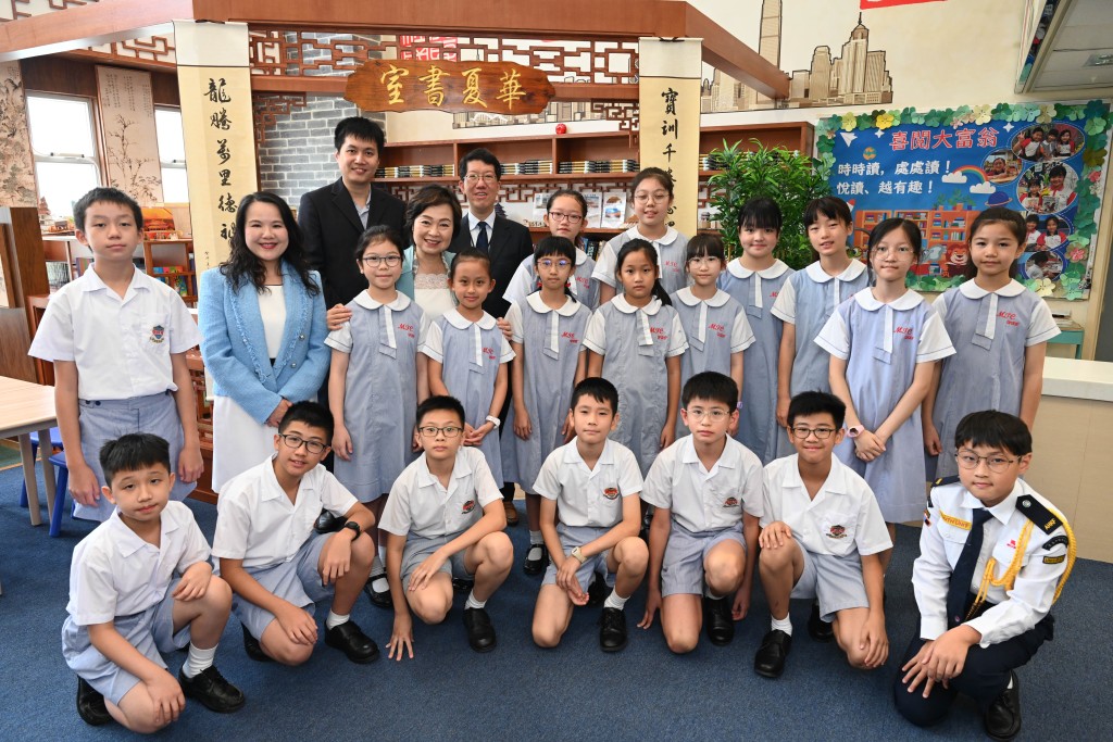 蔡若蓮在馬頭涌官立小學（紅磡灣）新啓用的「華夏書室」，與學生合照。  教育局提供