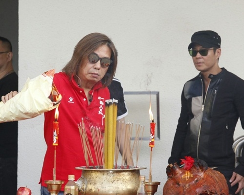 林敏驄同蔡一傑齊到後台拜神。