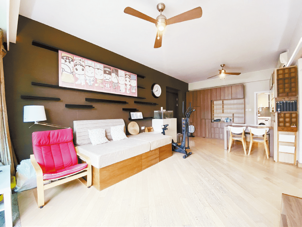 屋内以木系为主调，贴墙摆放了沙发。