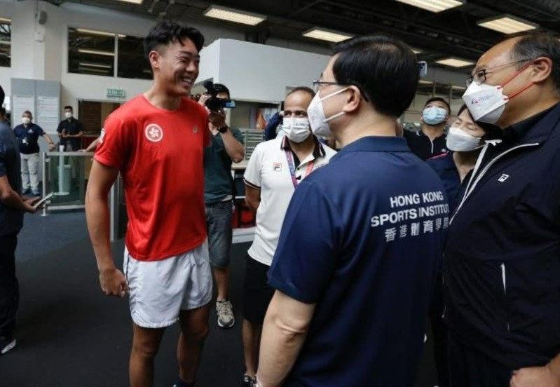 黃澤林於今屆亞運會奪得網球男單金牌。圖為當年李家超在2022年到訪體育學院,並勉勵有潛質的年輕運動員。李家超fb舊圖片 黃澤林於今屆亞運會奪得網球男單金牌。圖為當年李家超在2022年到訪體育學院,並勉勵有潛質的年輕運動員。李家超fb舊圖片