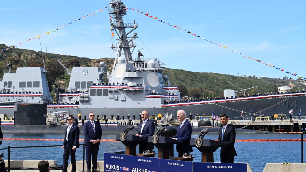 澳英美聯盟（AUKUS）公布核動力潛艇具體計劃，三國領導人在洛瑪角海軍基地見記者。 美聯社