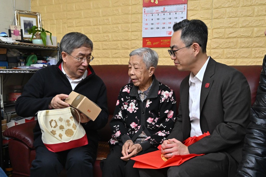 卓永興興朱女士閒話家常,並送上福袋及賀年食品以表敬意。卓永興FB圖片 卓永興興朱女士閒話家常,並送上福袋及賀年食品以表敬意。卓永興FB圖片