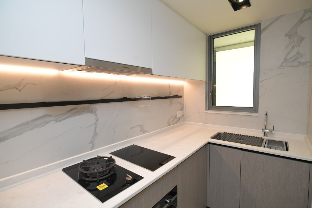 廚房採梗廚設計，空間寬敞，設有專業廚電。