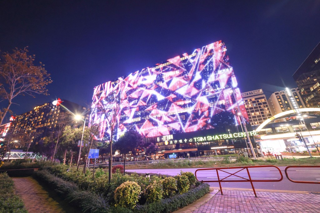 尖沙咀中心及帝國中心外牆以8.2萬顆變色LED圓點組成的「信和光影藝術幕牆」。