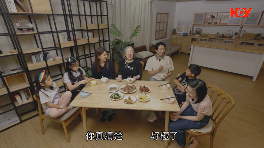 盧宛茵品嚐到孫兒們親手炮製的餸菜,大讚好味,一家人其樂融融。 盧宛茵品嚐到孫兒們親手炮製的餸菜,大讚好味,一家人其樂融融。
