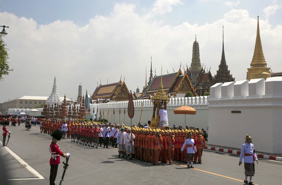 普密蓬的骨灰送往大皇宮及玉佛寺暫時供奉。AP圖片