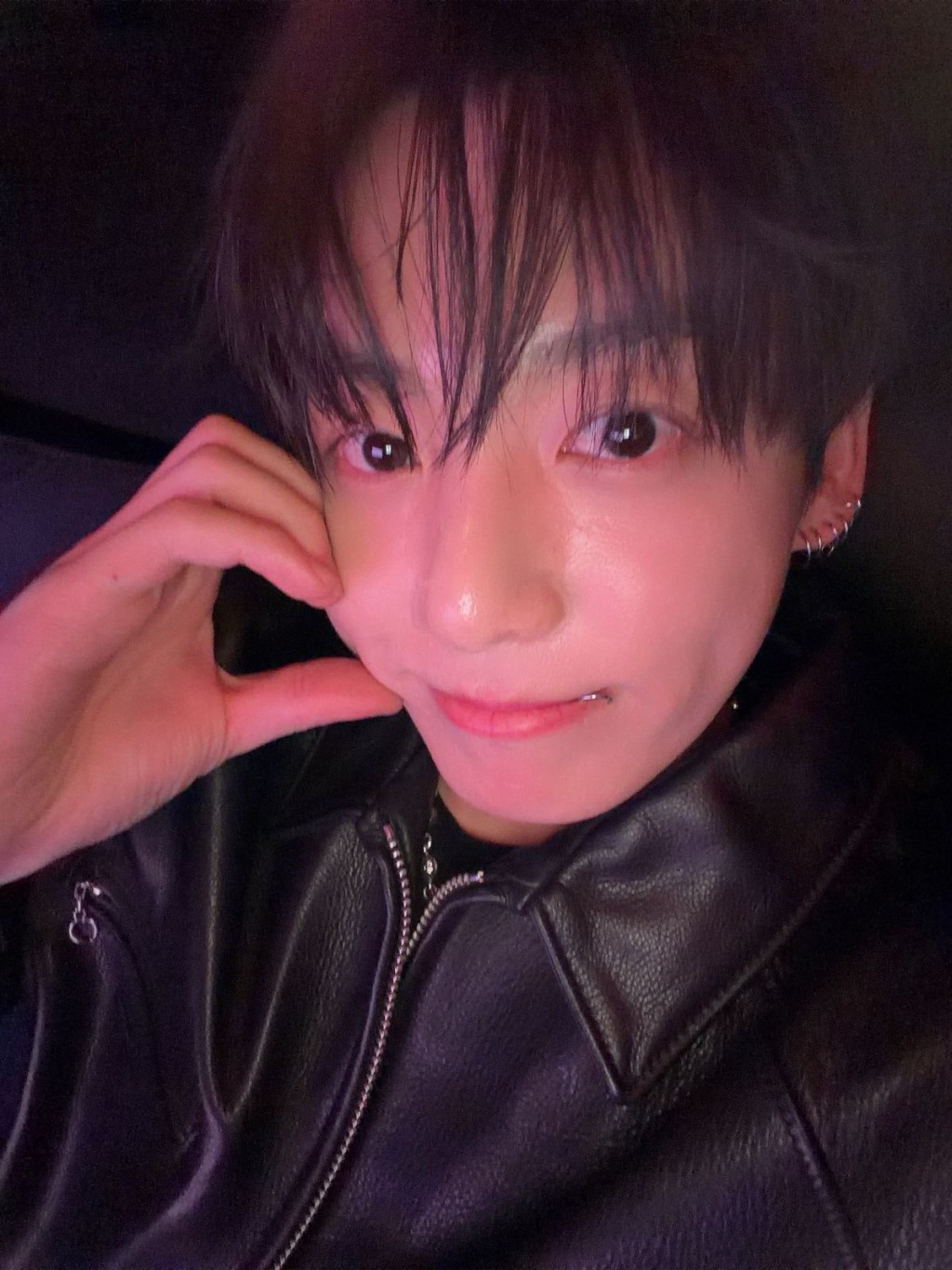 Jungkook承認過去是「煙鏟」，目前已努力戒掉。