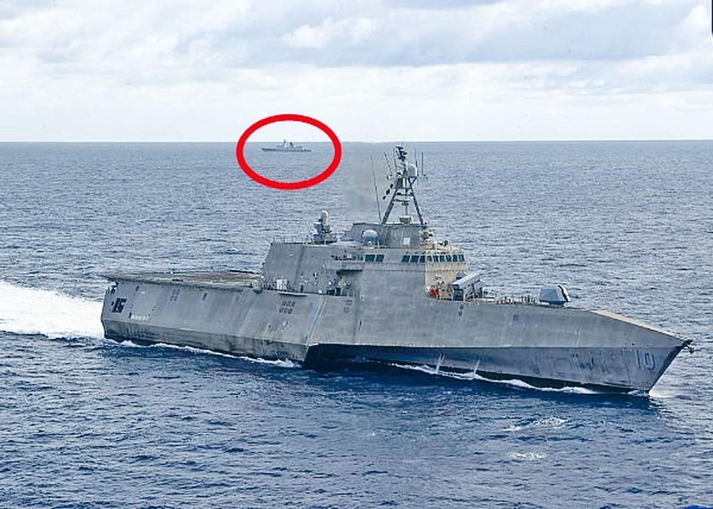 ■美軍發出其軍艦在南海巡航圖片，遠處可見一艘中國軍艦（紅圈示）。