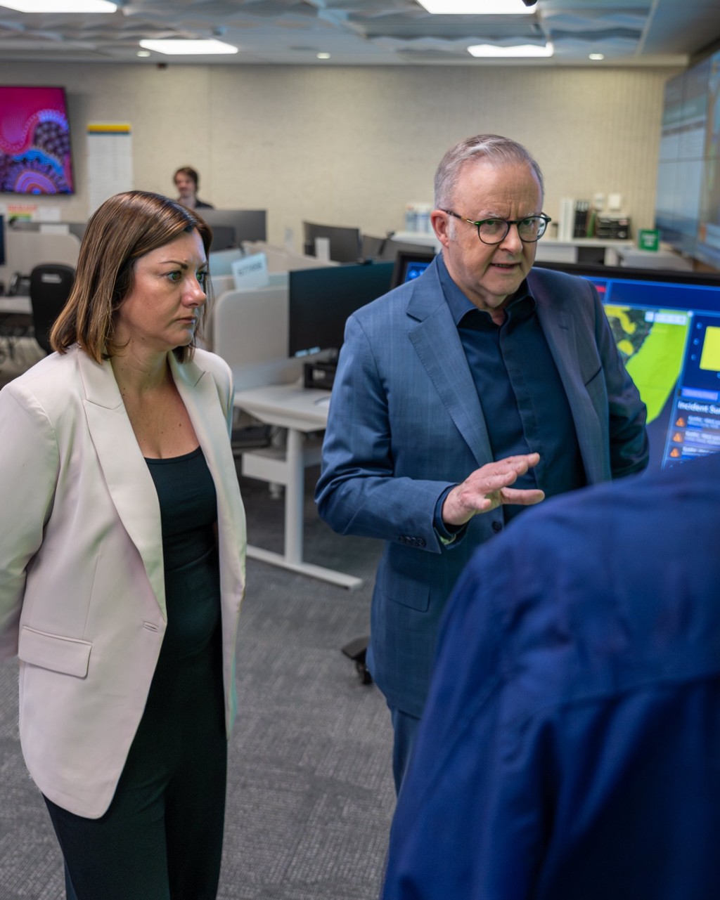 阿爾巴尼斯（右）反對青少年過度玩手機。社交平台X