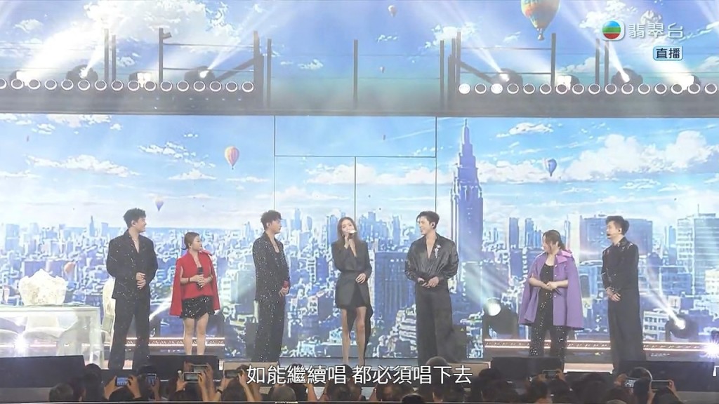 3季参赛者与主持车婉婉合唱,以歌声为决赛揭开序幕,象征著音乐梦想的传承与坚持。 3季参赛者与主持车婉婉合唱,以歌声为决赛揭开序幕,象征著音乐梦想的传承与坚持。