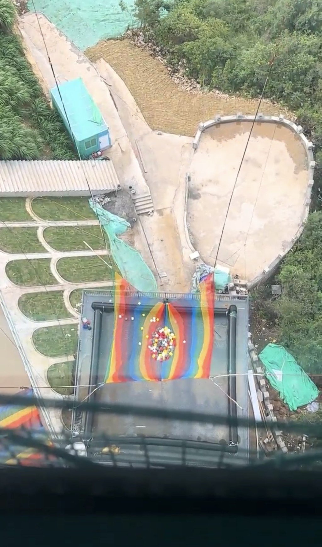 貴州花江峽谷大橋推「無繩笨豬跳」 。抖音@花江峽谷大橋蹦極 貴州花江峽谷大橋推「無繩笨豬跳」 。抖音@花江峽谷大橋蹦極