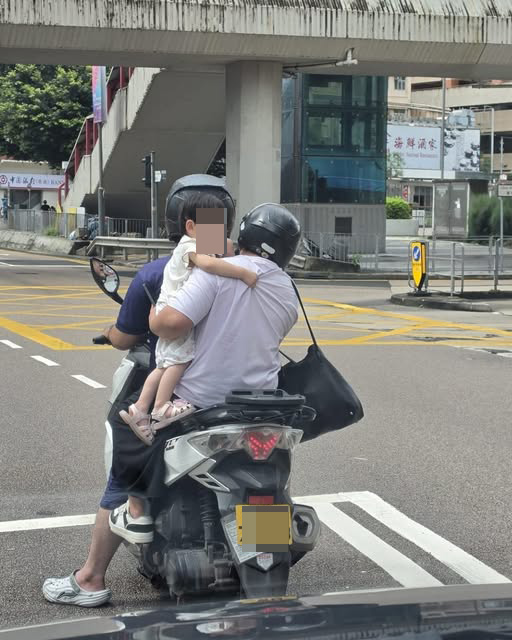 小童由后座乘客抱在怀中,未有佩戴头盔。网上图片 小童由后座乘客抱在怀中,未有佩戴头盔。网上图片