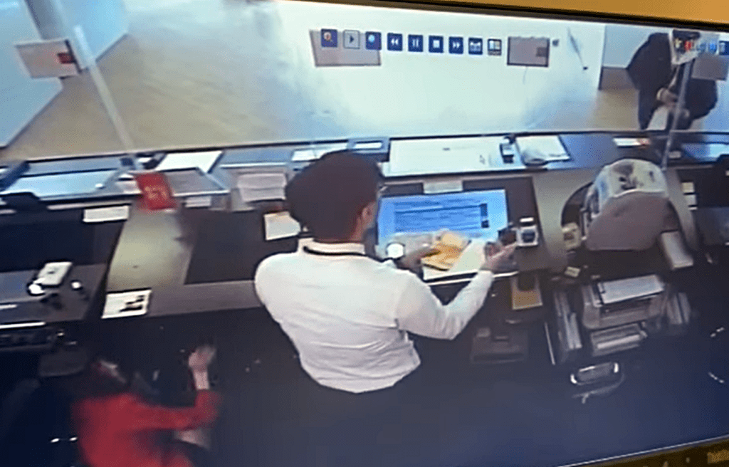 獨行賊持槍過程。 fb：突發馬路車cam大全